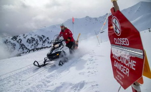 拼团穷滑一个月9000元，年轻人实现了“滑雪自由”？