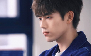 阿瑟：拿着红的号码牌