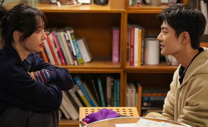 《骄阳伴我》：“姐弟恋”不是刻奇的工具