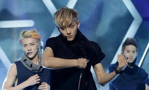 一晚狂销4000万的黄子韬卫生巾，背后站着三个男老板